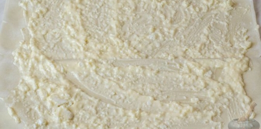 Фото приготовления рецепта: Баница с брынзой (из теста фило) - шаг №7