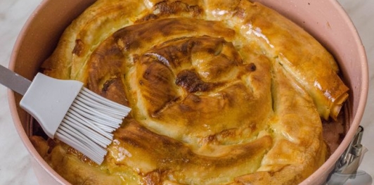 Фото приготовления рецепта: Баница с брынзой (из теста фило) - шаг №15