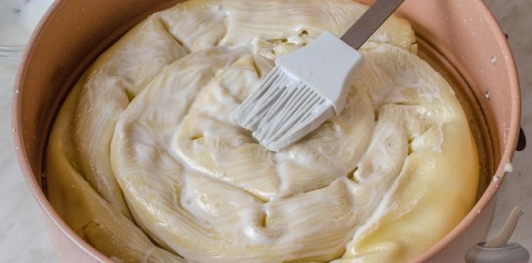 Фото приготовления рецепта: Баница с брынзой (из теста фило) - шаг №14