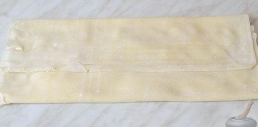 Фото приготовления рецепта: Баница с брынзой (из теста фило) - шаг №9