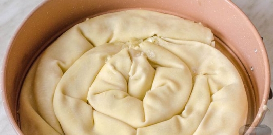 Фото приготовления рецепта: Баница с брынзой (из теста фило) - шаг №13