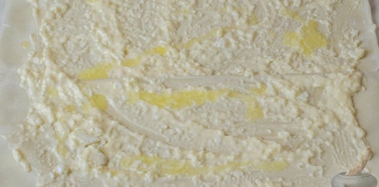 Фото приготовления рецепта: Баница с брынзой (из теста фило) - шаг №8