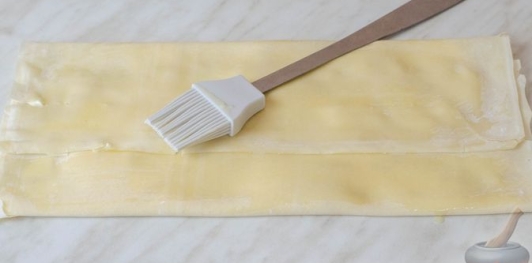 Фото приготовления рецепта: Баница с брынзой (из теста фило) - шаг №10