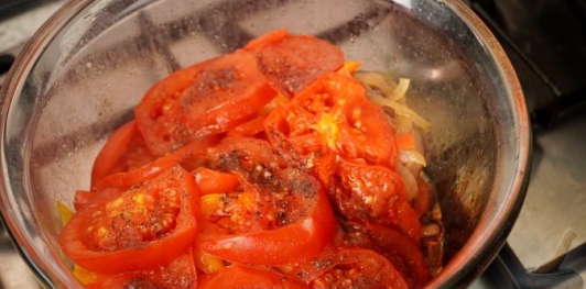 Фото приготовления рецепта: Баранина по-султански, со сладким перцем и помидорами - шаг №13