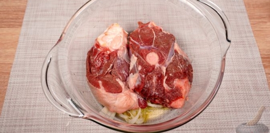 Фото приготовления рецепта: Баранина по-султански, со сладким перцем и помидорами - шаг №5