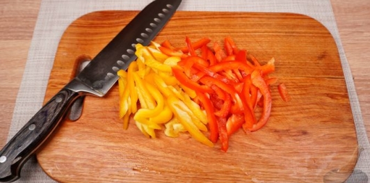 Фото приготовления рецепта: Баранина по-султански, со сладким перцем и помидорами - шаг №7