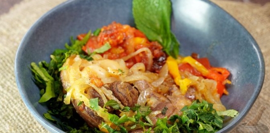 Фото приготовления рецепта: Баранина по-султански, со сладким перцем и помидорами - шаг №14