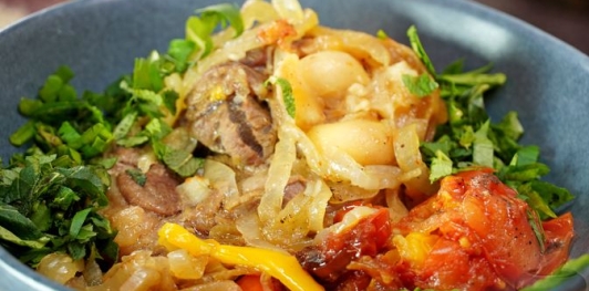 Фото приготовления рецепта: Баранина по-султански, со сладким перцем и помидорами - шаг №15