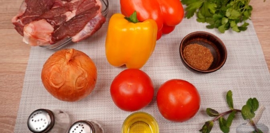 Фото приготовления рецепта: Баранина по-султански, со сладким перцем и помидорами - шаг №1