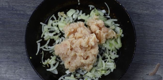 Фото приготовления рецепта: Блинчики с курицей и капустой - шаг №6