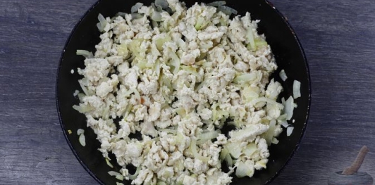 Фото приготовления рецепта: Блинчики с курицей и капустой - шаг №7