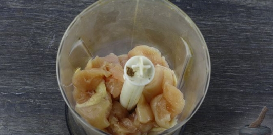 Фото приготовления рецепта: Блинчики с курицей и капустой - шаг №2