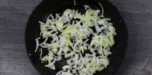 Фото приготовления рецепта: Блинчики с курицей и капустой - шаг №5