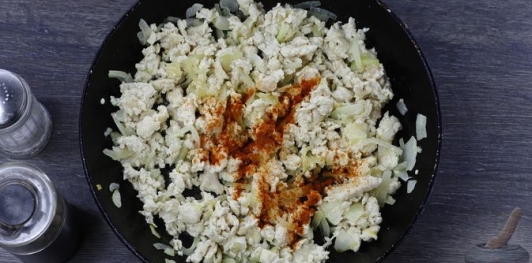 Фото приготовления рецепта: Блинчики с курицей и капустой - шаг №8