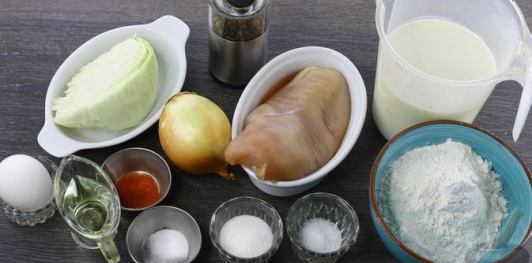 Фото приготовления рецепта: Блинчики с курицей и капустой - шаг №1