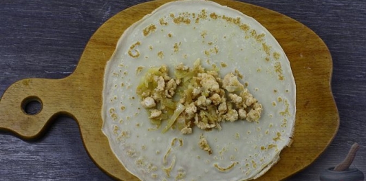 Фото приготовления рецепта: Блинчики с курицей и капустой - шаг №26