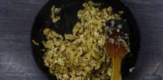 Фото приготовления рецепта: Блинчики с курицей и капустой - шаг №13