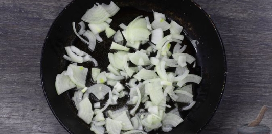 Фото приготовления рецепта: Блинчики с курицей и капустой - шаг №4