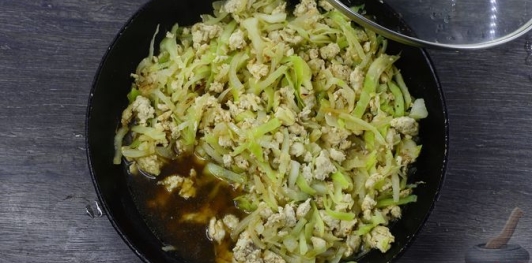 Фото приготовления рецепта: Блинчики с курицей и капустой - шаг №12