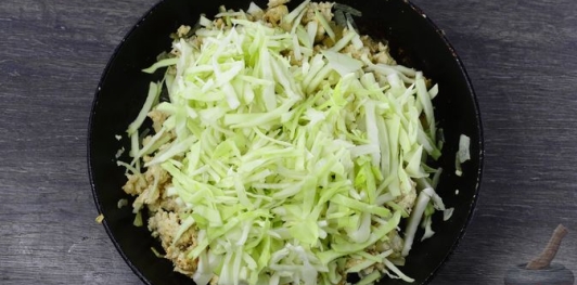 Фото приготовления рецепта: Блинчики с курицей и капустой - шаг №10