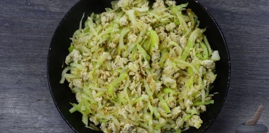 Фото приготовления рецепта: Блинчики с курицей и капустой - шаг №11