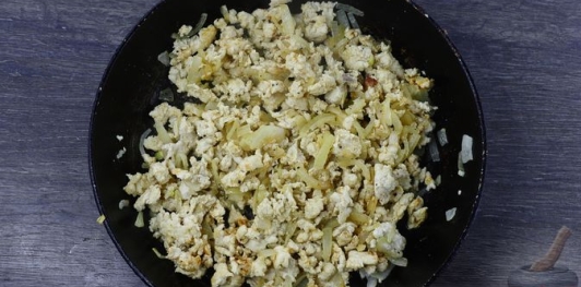 Фото приготовления рецепта: Блинчики с курицей и капустой - шаг №9