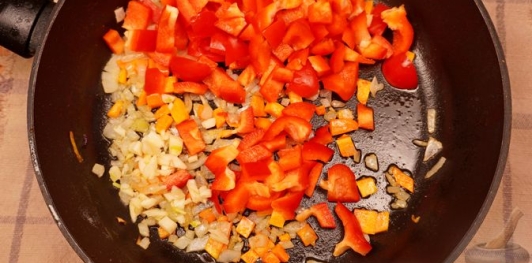 Фото приготовления рецепта: Булгур с нутом и сладким перцем - шаг №5