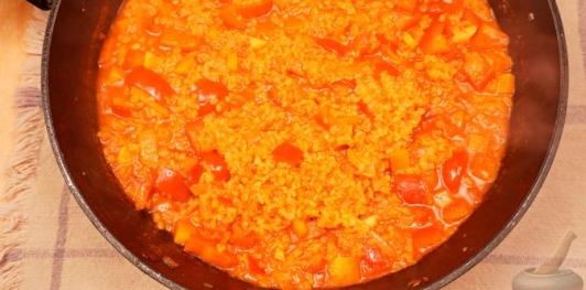 Фото приготовления рецепта: Булгур с нутом и сладким перцем - шаг №10