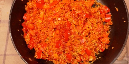 Фото приготовления рецепта: Булгур с нутом и сладким перцем - шаг №8