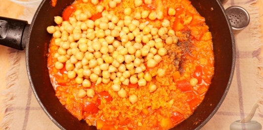 Фото приготовления рецепта: Булгур с нутом и сладким перцем - шаг №11