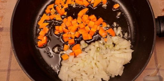 Фото приготовления рецепта: Булгур с нутом и сладким перцем - шаг №3