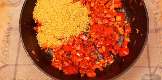 Фото приготовления рецепта: Булгур с нутом и сладким перцем - шаг №7