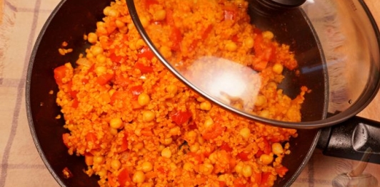 Фото приготовления рецепта: Булгур с нутом и сладким перцем - шаг №12