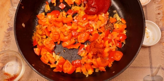 Фото приготовления рецепта: Булгур с нутом и сладким перцем - шаг №6