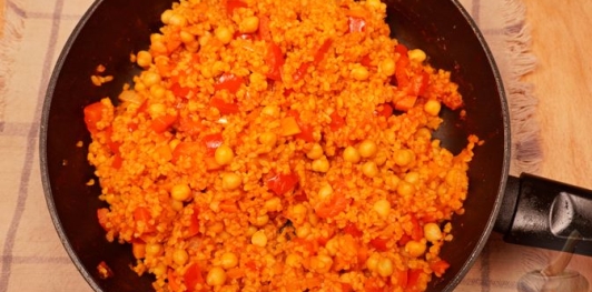 Фото приготовления рецепта: Булгур с нутом и сладким перцем - шаг №13