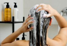 Борьба с тусклостью: как вечерний ритуал очищения возвращает волосам естественный блеск и эластичность