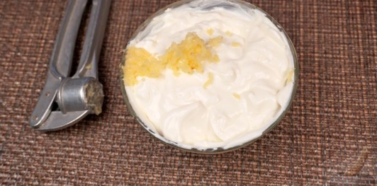 Фото приготовления рецепта: Чилбир (яйца пашот по-турецки) - шаг №6