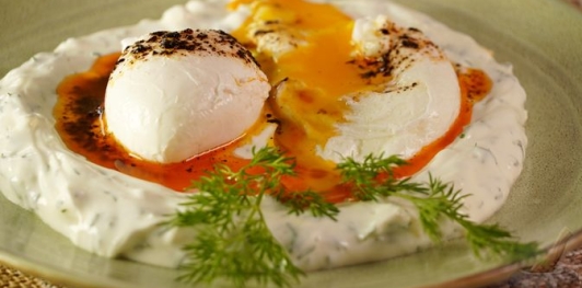 Фото приготовления рецепта: Чилбир (яйца пашот по-турецки) - шаг №25