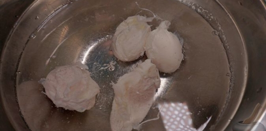 Фото приготовления рецепта: Чилбир (яйца пашот по-турецки) - шаг №16