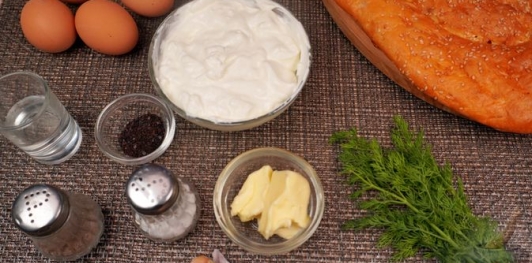 Фото приготовления рецепта: Чилбир (яйца пашот по-турецки) - шаг №2