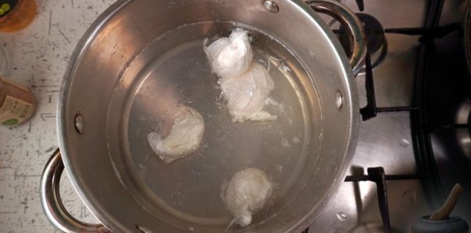 Фото приготовления рецепта: Чилбир (яйца пашот по-турецки) - шаг №15