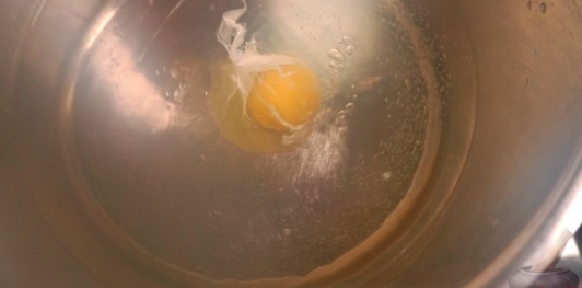 Фото приготовления рецепта: Чилбир (яйца пашот по-турецки) - шаг №14