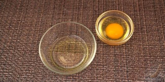 Фото приготовления рецепта: Чилбир (яйца пашот по-турецки) - шаг №4