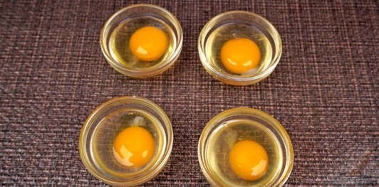 Фото приготовления рецепта: Чилбир (яйца пашот по-турецки) - шаг №5