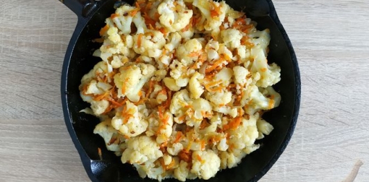 Фото приготовления рецепта: Цветная капуста, тушенная с морковью и луком - шаг №12