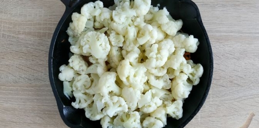 Фото приготовления рецепта: Цветная капуста, тушенная с морковью и луком - шаг №10