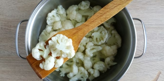 Фото приготовления рецепта: Цветная капуста, тушенная с морковью и луком - шаг №4