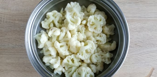 Фото приготовления рецепта: Цветная капуста, тушенная с морковью и луком - шаг №5