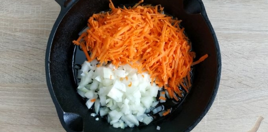 Фото приготовления рецепта: Цветная капуста, тушенная с морковью и луком - шаг №8