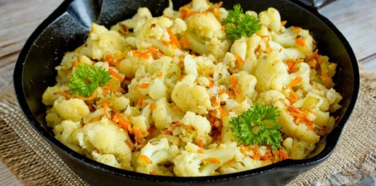 Фото приготовления рецепта: Цветная капуста, тушенная с морковью и луком - шаг №13